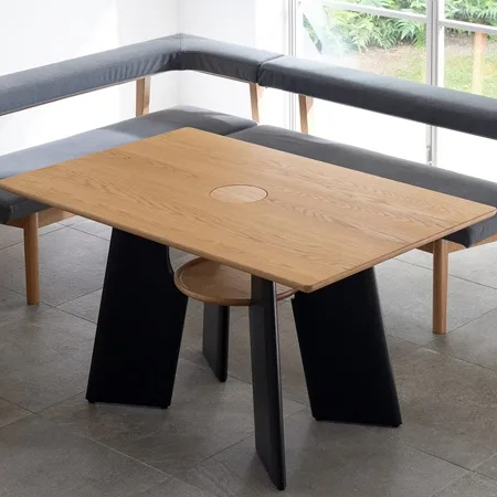 میز چوبی طراحی شده برای افراد و گربه های آنها