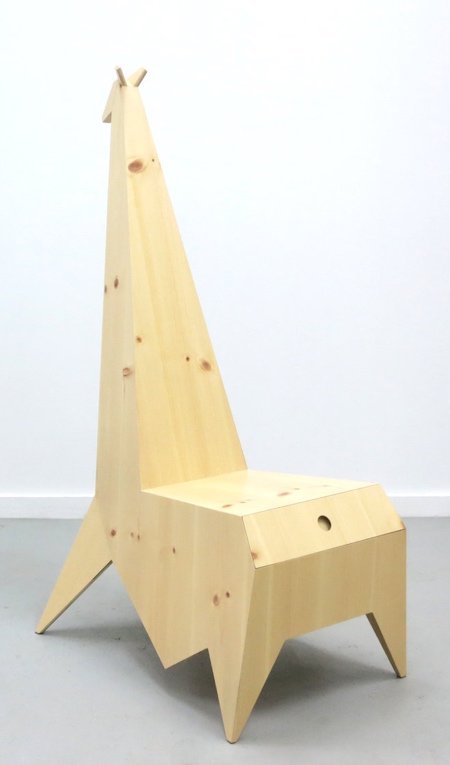 صندلی چوبی به شکل زرافه